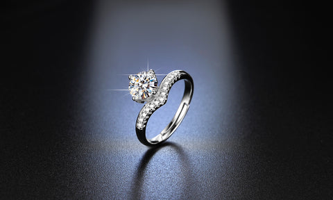 Gorgeous Adjustable 18K Moissanite Crown Ring (Four-claw Style)