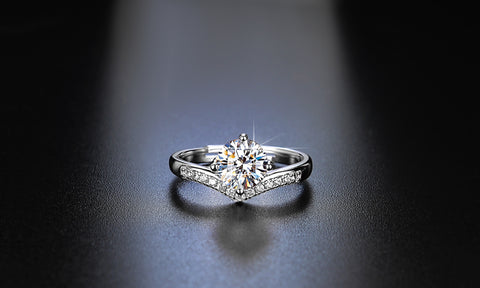 Gorgeous Adjustable 18K Moissanite Crown Ring (Four-claw Style)